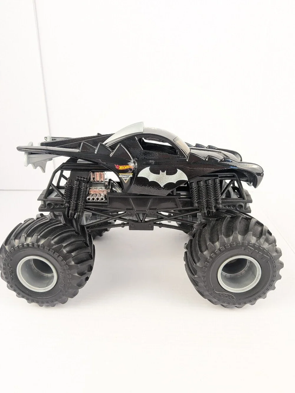 Hot Wheels Monster Jam Batman Batmobile Die-Cast Monster Truck 1:24 DC Comics